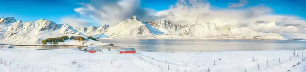 Vista Panorâmica Inverno Selfjorden Com Pequenas Casas Pesca Rorbu Picos — Fotografia de Stock