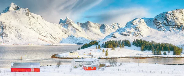 在阳光明媚的白天 塞尔弗乔登全景冬季景色 背景上有小渔家 和雪峰 Flakstadoya Island Lofoten Norway Europe — 图库照片