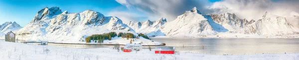 在阳光明媚的白天 塞尔弗乔登全景冬季景色 背景上有小渔家 和雪峰 Flakstadoya Island Lofoten Norway Europe — 图库照片