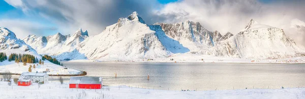 Vista Panorámica Invierno Selfjorden Con Pequeñas Casas Pesca Rorbu Picos —  Fotos de Stock