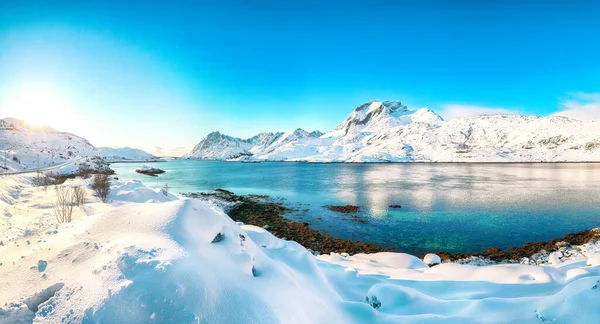分隔莫斯科尼索亚和弗拉基斯塔尼亚群岛的圣达赫曼海峡冬季景色十分壮观 Flakstadoya Island Lofoten Norway Europe — 图库照片