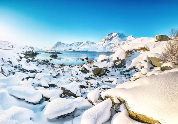 在分隔莫斯科尼索亚和弗拉基斯塔尼亚群岛的圣达特鲁门海峡上 冬季美景令人赞叹 岩石海岸线覆盖着破碎的冰 Flakstadoya Island Lofoten Norway Europe — 图库照片
