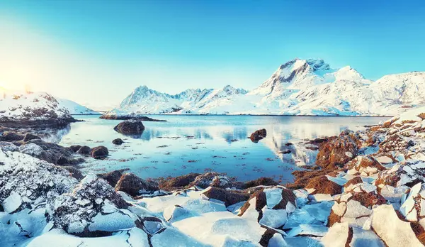 在分隔莫斯肯内索阿岛和弗拉基斯塔亚岛的松达赫曼海峡上 冬季景色令人惊叹 岩石海岸线覆盖着破碎的冰 Flakstadoya Island Lofoten Norway Europe — 图库照片