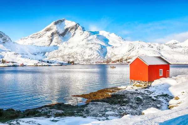 제도를 갈라놓고 트라먼 어촌의 풍경을 매혹적으로 Flakstadoya Island Lofoten 노르웨이 — 스톡 사진