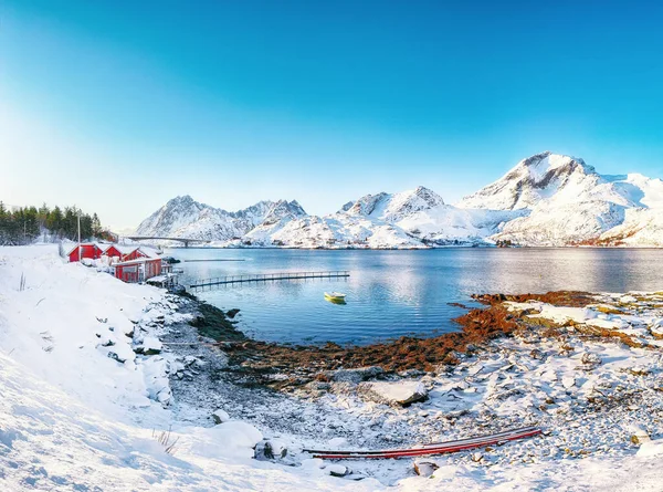 モンケソヤ島とフラクスタドヤ島を隔てるSundstrumen海峡とKakern Bridgeの漁村の素晴らしい冬の景色 所在地 ロフトテン島フラクスタドヤ島 ノルウェー ヨーロッパ — ストック写真