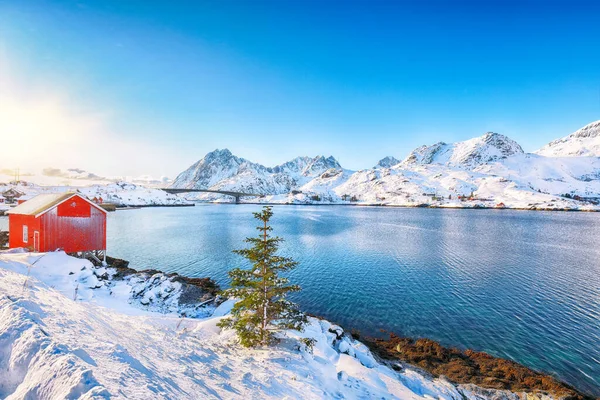 Sundstraumen海峡和分隔Moskenesoya岛和Flakstadoya岛的Kakern桥上的小渔村冬季景观 Flakstadoya Island Lofoten Norway Europe — 图库照片