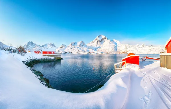 제도를 갈라놓고 트라먼 어촌의 풍경을 매혹적으로 Flakstadoya Island Lofoten 노르웨이 — 스톡 사진