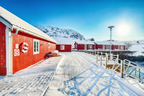 Tradiční Norské Červené Dřevěné Domy Břehu Úžiny Sundstraumen Která Odděluje — Stock fotografie