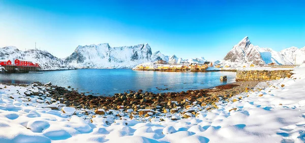 Fabulosa Vista Inverno Aldeia Sakrisoy Montanhas Nevadas Fundo Destino Turístico — Fotografia de Stock