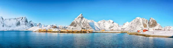 Vista Inverno Deslumbrante Aldeia Sakrisoy Montanhas Nevadas Fundo Destino Turístico — Fotografia de Stock