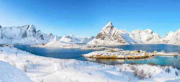 Splendida Vista Invernale Del Villaggio Sakrisoy Montagne Innevate Sullo Sfondo — Foto Stock