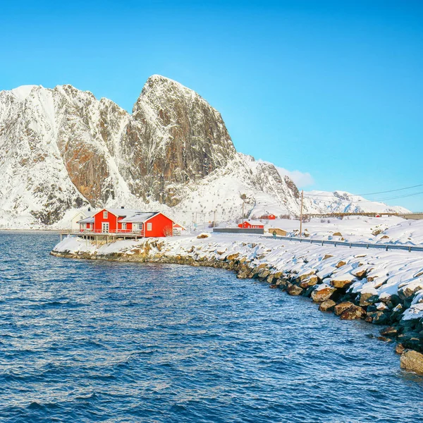 托普波亚岛上Reinefjorden海岸上传统的挪威红木房子 背靠Festheltinden峰和雪山 Toppoya Island Lofoten Norway Europe — 图库照片