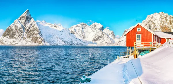 Toppoya Adasında Reinefjorden Sahilindeki Geleneksel Norveç Kırmızı Ahşap Evleri Arka — Stok fotoğraf