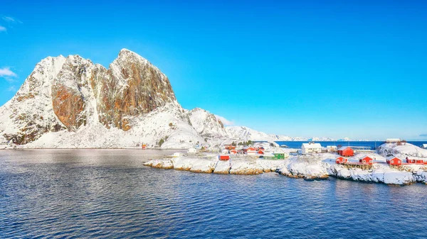 以Hamnoy村和Festhaeltinden山为背景的风景秀丽的冬季景色 洛福顿岛上受欢迎的旅游胜地 Hamnoy Moskenesoya Lofoten Norway Europe — 图库照片