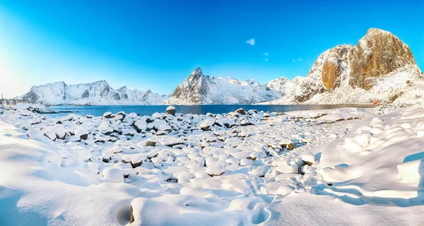 Reinefjorden Kıyısı Toppoya Adasında Olstinden Festhaeltinden Tepeleri Arka Planda Konum — Stok fotoğraf