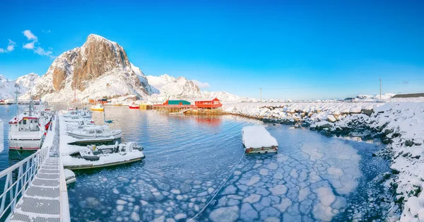 在Hamnoy村 背景是港口和Festhaeltinden山 冬季景色令人惊叹 Hamnoy Moskenesoya Lofoten Norway Europe — 图库照片