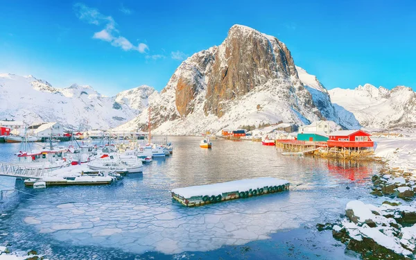 항구와 마을의 놀라운 풍경을 배경으로 것이다 Hamnoy Moskenesoya Lofoten 노르웨이 — 스톡 사진