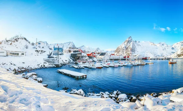 在Hamnoy村 背景是港口和Olstinden峰 冬季景色迷人极了 Hamnoy Moskenesoya Lofoten Norway Europe — 图库照片