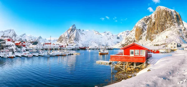 Linda Vista Inverno Aldeia Hamnoy Com Porto Festhaeltinden Picos Olstinden — Fotografia de Stock