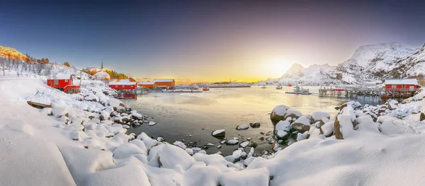 Increíble Paisaje Invierno Del Pueblo Moskenes Con Ferryport Famosa Iglesia — Foto de Stock