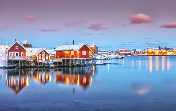Dramatyczny Wieczorny Pejzaż Miasta Reine Czerwone Drapieżniki Wybrzeżu Reinefjorden Popularny — Zdjęcie stockowe