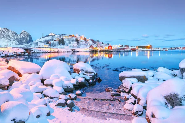 雷纳镇的夜晚城市景观很有戏剧性 Reinefjorden海岸上的红色汽笛 在Lofotens上受欢迎的旅游目的地 Reine Lofoten Norway Europe — 图库照片
