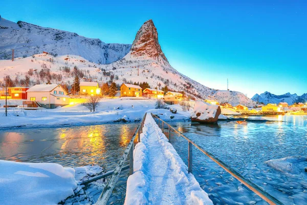 Erstaunliche Wintersonnenuntergang Blick Auf Hammarskaftet Mountain Peak Mit Fußgängerbrücke Über — Stockfoto