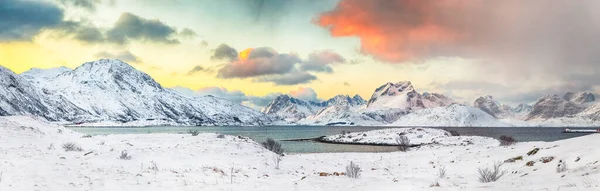 Lenyűgöző Reggeli Kilátás Torsfjorden Fjord Havas Hegycsúcsok Háttérben Napkeltekor Elhelyezkedés — Stock Fotó