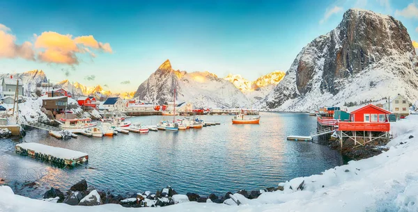 以港口 费斯泰廷登和奥尔斯廷登为背景的哈姆诺依村华丽的冬季景色 Hamnoy Moskenesoya Lofoten Norway Europe — 图库照片