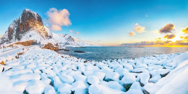 在Hamnoy村附近 背景是圆形岩石和Festhaeltinden山 冬季景色令人惊叹 Hamnoy Moskenesoya Lofoten Norway Europe — 图库照片