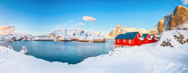 항구와 스티덴 산봉우리가 의경치는 아름다운 풍경이다 Hamnoy Moskenesoya Lofoten 노르웨이 — 스톡 사진