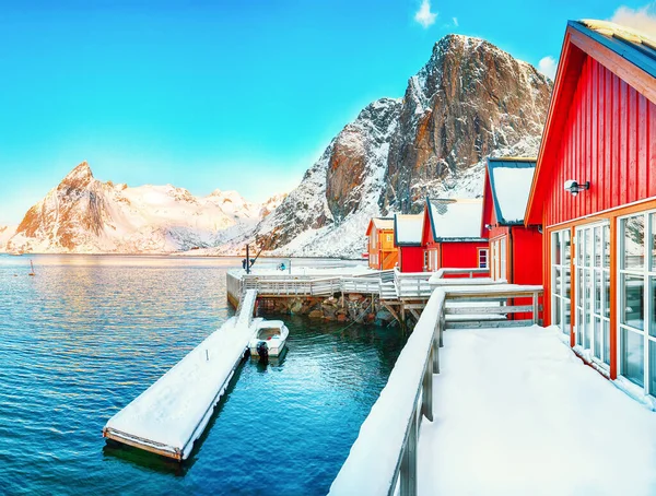 Hamnoy村附近Reinefjorden海岸上传统的挪威红木房子 Rorbuer 背景是Olstinden峰地点 Hamnoy Lofoten Norway Europe — 图库照片