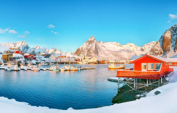 Fabulosa Vista Inverno Aldeia Hamnoy Com Porto Picos Festhaeltinden Olstinden — Fotografia de Stock