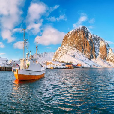 Arka planda Liman ve Festhaeltinden Dağı ile Hamnoy köyünün muhteşem kış manzarası. Konum: Hamnoy, Moskenesoya, Lofoten; Norveç, Avrupa