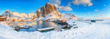 Arka planda liman ve karlı dağ zirveleriyle Hamnoy köyünün şaşırtıcı kış manzarası. Konum: Hamnoy, Moskenesoya, Lofoten; Norveç, Avrupa