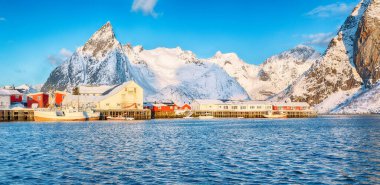 Arka planda Olstinden tepesi ve liman olan Hamnoy köyünün muhteşem kış manzarası. Konum: Hamnoy, Moskenesoya, Lofoten; Norveç, Avrupa