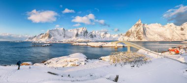 Reine, Sakrisoya ve Hamnoy köylerinde panoramik kış manzarası ve Olenilsoya adasına köprü. Konum: Hamnoy, Moskenesoya, Lofoten; Norveç, Avrupa
