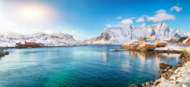 Arka planda Sakrisoy köyü ve karlı dağların muhteşem kış manzarası. Lofotens 'ta popüler bir turizm merkezi. Konum: Sakrisoy, Moskenesoya, Lofoten; Norveç, Avrupa