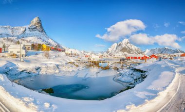 Hammarskaftet Dağı Tepesi 'nde, Gravdalbukta Körfezi' nin üzerinde yaya köprüsü olan harika bir kış manzarası var. Konum: Reine, Lofoten; Norveç, Avrupa