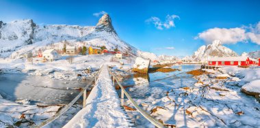 Hammarskaftet Dağı tepesinde, Gravdalbukta körfezinin üstündeki yaya köprüsü ile muhteşem bir kış manzarası var. Konum: Reine, Lofoten; Norveç, Avrupa