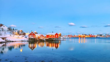 Reine şehrinin dramatik akşam manzarası. Reinefjorden Shoore 'da kırmızı ajanlar var. Lofotens 'ta popüler bir seyahat yeri. Konum: Reine, Lofoten; Norveç, Avrupa