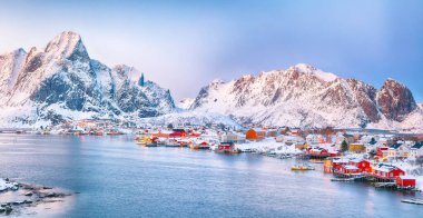 Reine şehrinin dramatik akşam manzarası. Reinefjorden sahilinde kırmızı ajanlar var. Lofotens 'ta popüler bir seyahat yeri. Konum: Reine, Lofoten; Norveç, Avrupa