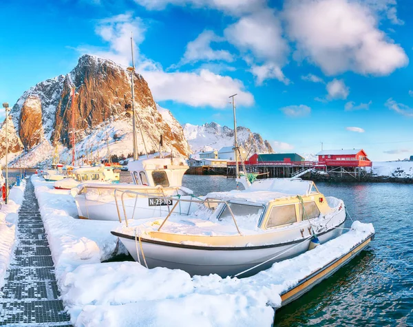 Úžasný Zimní Pohled Vesnici Hamnoy Přístavem Horou Festhaeltinden Pozadí Umístění — Stock fotografie