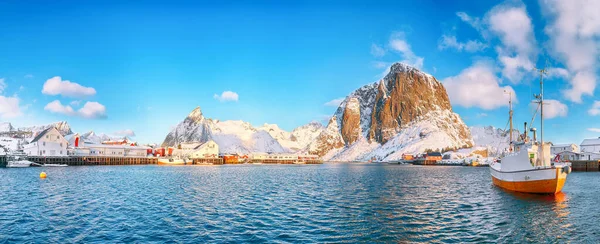 Fabulosa Vista Inverno Aldeia Hamnoy Com Porto Picos Festhaeltinden Olstinden — Fotografia de Stock