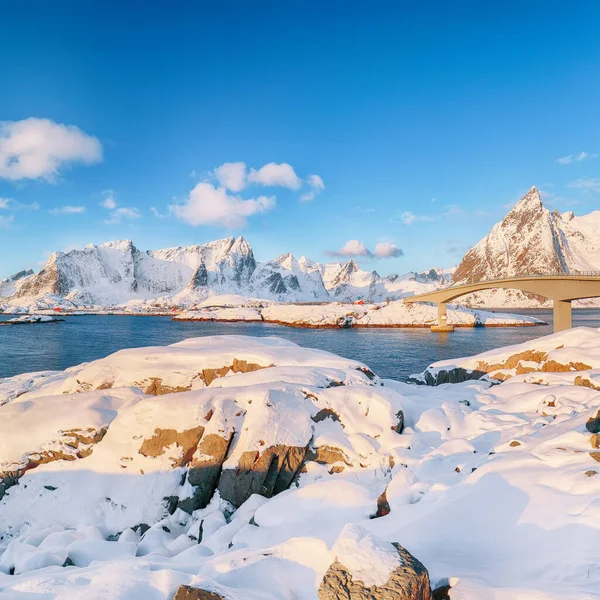 Reine Sakrisoya和Hamnoy村以及通往Olenilsoya岛的桥上的冬季美景令人惊叹 Hamnoy Moskenesoya Lofoten Norway Europe — 图库照片