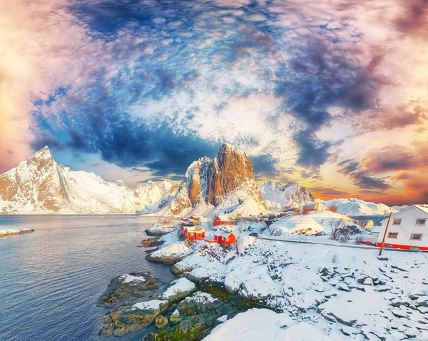 Pintoresca Vista Invierno Hamnoy Pueblo Festhaeltinden Montaña Fondo Destino Turístico —  Fotos de Stock