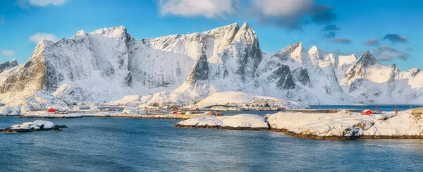 从Hamnoy和雪山背景看Reine和Sakrisoya村令人难以置信的冬季景色 Olenilsoya Island Lofoten Norway Europe — 图库照片