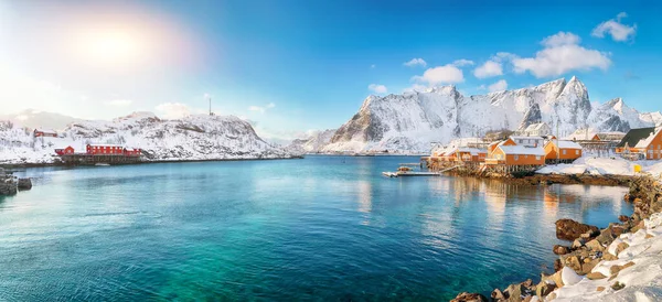 Arka Planda Sakrisoy Köyü Karlı Dağların Muhteşem Kış Manzarası Lofotens — Stok fotoğraf