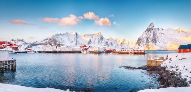 Arka planda Olstinden tepesi ve liman olan Hamnoy köyünün muhteşem kış manzarası. Konum: Hamnoy, Moskenesoya, Lofoten; Norveç, Avrupa