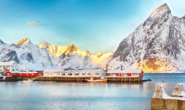 Arka planda Olstinden tepesi ve liman olan Hamnoy köyünün muhteşem kış manzarası. Konum: Hamnoy, Moskenesoya, Lofoten; Norveç, Avrupa